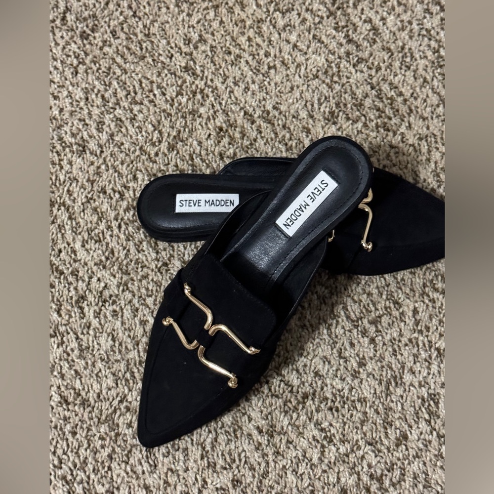 STEVE MADDEN black pointed flats with gold buckles